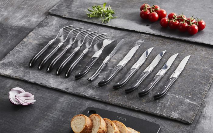 6 bøfknive og 6 gafler